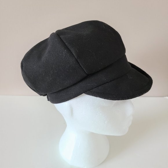 Black hat with detail on the side. - Picture 4 of 9